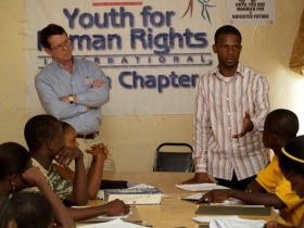 Tim Bowles och Jay Yarsiah ger ett föredrag om mänskliga rättigheter i Liberia.