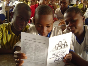 Ungdomar för mänskliga rättigheter tillhandahåller publikationer och material för gruppinformationsverksamhet.