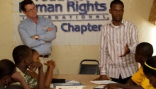 Tim Bowles och Jay Yarsiah ger ett föredrag om mänskliga rättigheter i Liberia.