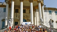 Internationella Ungdomar för mänskliga rättigheter levandegjorde mänskliga rättigheter för barnen vid ett sommarläger utanför staden Padova.