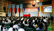 Internationella Ungdomar för mänskliga rättigheter presenterar en lektion i mänskliga rättigheter vid en lokal skola.